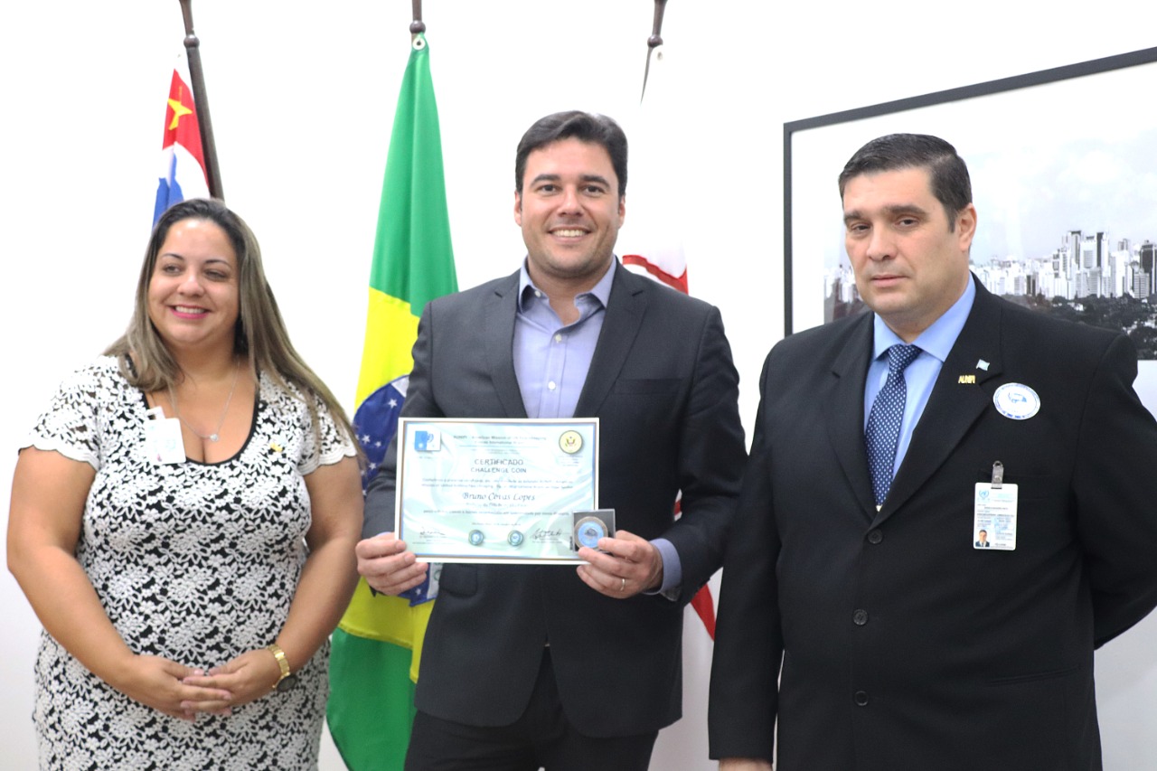 Secretário Luiz Alvaro recebendo o certificado, ao lado do Comandante Ângelo Madeira Neto, Diretor Superintendente da América do Sul e da Diretora de Captação de Recursos, Palmira Tolotti.